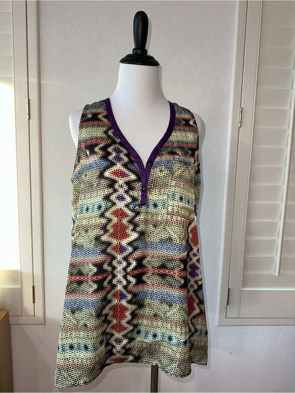 NY BRAND SIZE L~SLEEVELESS VIBRANT PRINTED V-NECK BLOUSE SNAKE AZTEC PATTERN